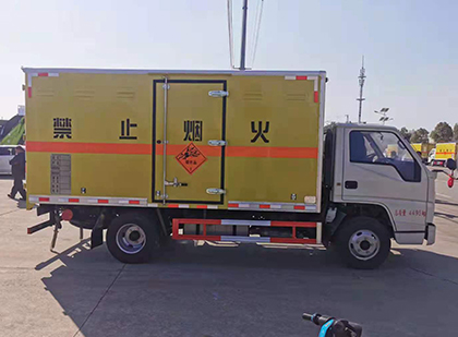 芝罘爆破器材运输车工人安全操作规范与智能技术保障